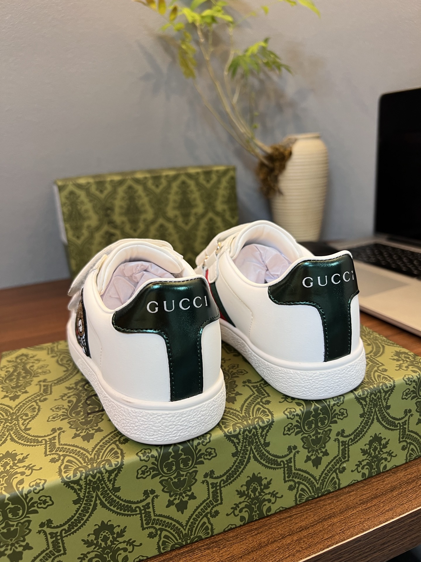 Children's shoes child